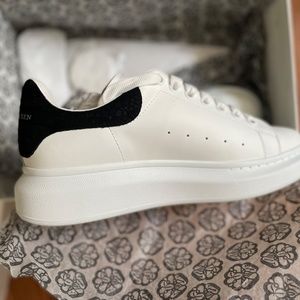 BRAND NEW - Alexander McQueen Larry sneakers